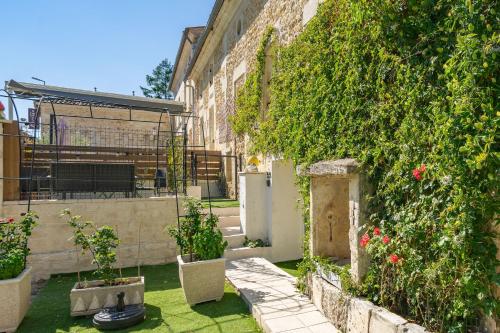 Viesnīcas āriene, Le Vésuve avec jaccuzi (Le Vesuve avec jaccuzi) in Saint-Genis-de-Saintonge