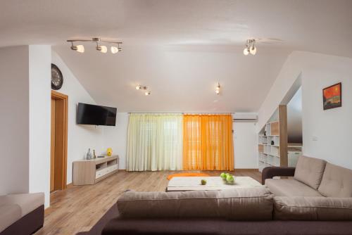 Apartments Viktoria - image 3