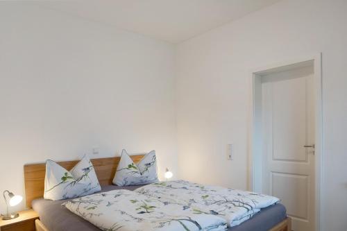 1 queen bed, 1 sofa bed