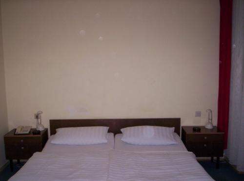 1 queen bed, 2 twin beds