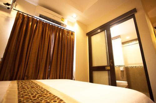 At Home At Chiang Mai Set in a prime location of Chiang Mai, At Home At Chiang Mai puts everything the city has to offer just outside your doorstep. Both business travelers and tourists can enjoy the propertys facilities 