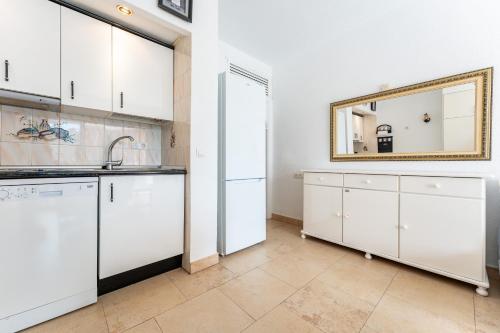 Sunny studio apartment marina view - image 5