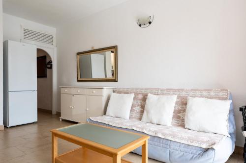 Sunny studio apartment marina view - image 4