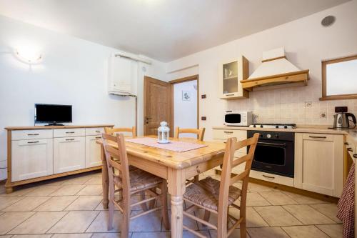 Viesnīcas āriene, Agritur piazera con terrazzo in Ronzo Chienis