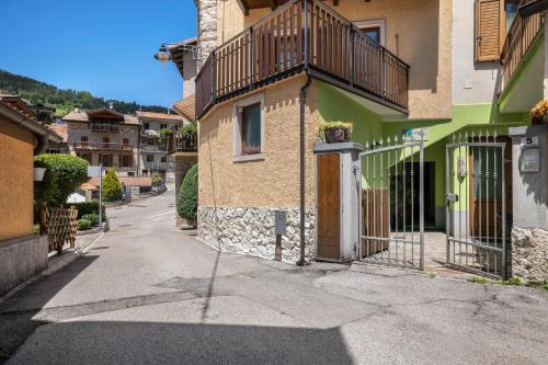 Viesnīcas āriene, Agritur piazera con terrazzo in Ronzo Chienis