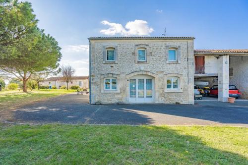 Gite Aix Piscine intérieure gîte à louer Saint-Jean-d'Angle
