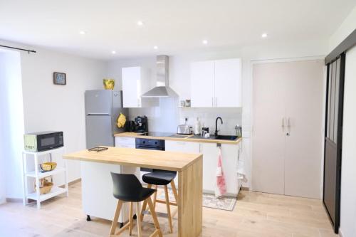 virtuve, Loue Appartement Neuf in Eyne ciems