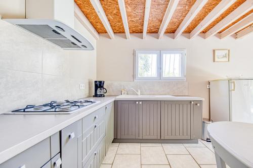 Kitchen, Entre Vignobles Et Ocean in Queyrac