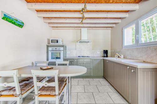 Kitchen, Entre Vignobles Et Ocean in Queyrac