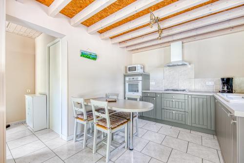 Kitchen, Entre Vignobles Et Ocean in Queyrac