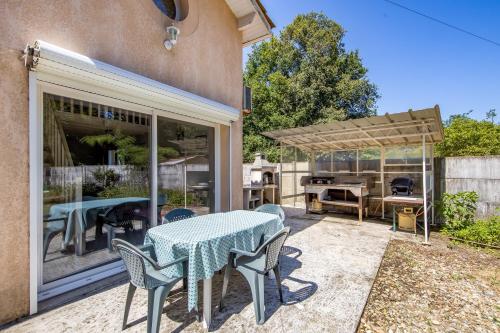 Exterior view, Entre Vignobles Et Ocean in Queyrac