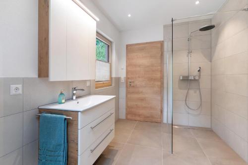 Fürdőszoba, Ferienwohnung Burgblick in Biberach