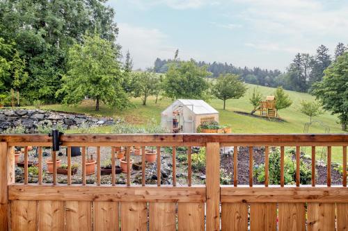 2 bedrooms, 5 beds