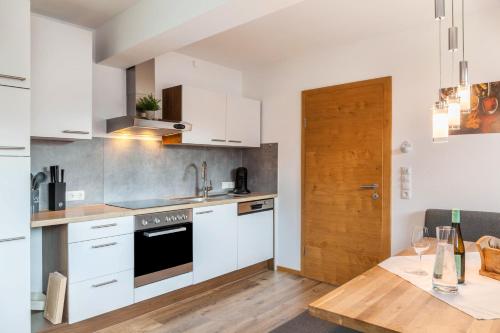 virtuve, Apartment Bergglück Stummerberg (Apartment Berggluck Stummerberg) in Stumerberga