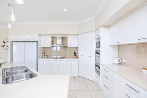 Gateway to Fraser Island - Ocean and Island Views in River Heads