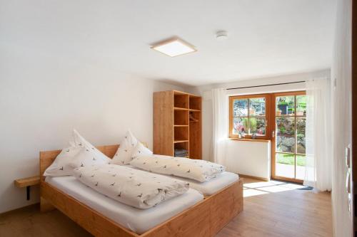 2 bedrooms, 6 beds
