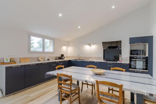 Kitchen, Gite de Lamour in Les Salles-de-Castillon