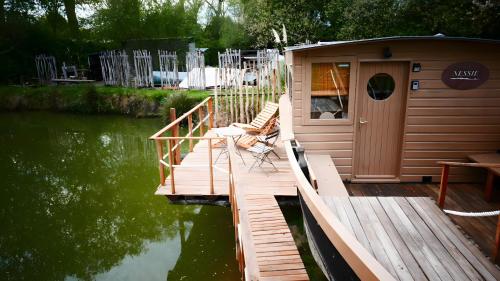 Toue Cabanée Au Bord D'un Etang - Hôtel - Brissac-Loire-Aubance
