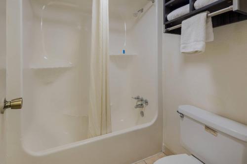Rodeway Inn - image 43