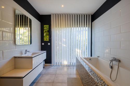 Bathroom, Villa architecte Vue Mer in Les Adrets-de-l'Esterel