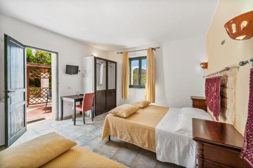 1 queen bed, 1 twin bed