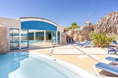 Camping à 300m de la plage La Pege