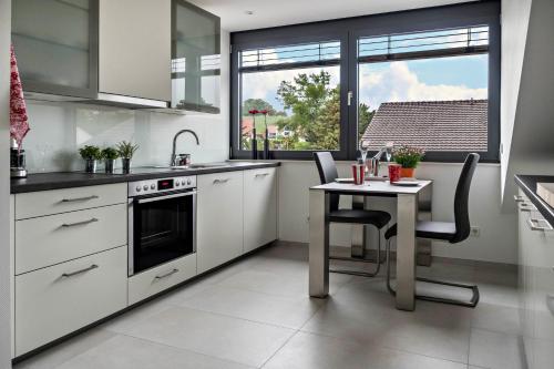 مطبخ, Ferienwohnung Rosenrot am See in Petershausen West