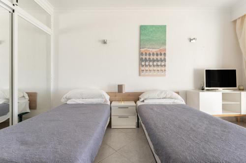 Sunny studio with seaview - image 4