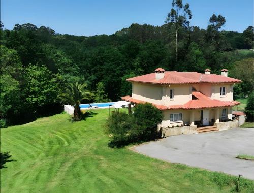 Villa Santa Ana, Laredo