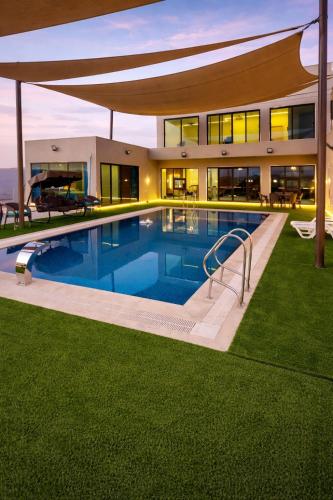 Devon Chalet in Al Qastal