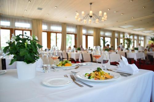 อาหารและเครื่องดื่ม, Hotel Kurhaus am Sarnersee in ซาร์เน็น