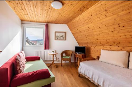 2 bedrooms, 5 beds