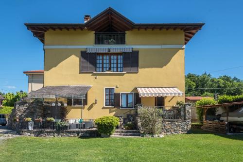  Tinas yellow home in Leggiuno