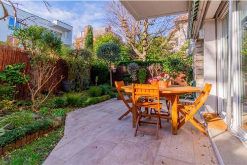 Зовнішній вигляд готелю, Appartement 90m2 Sur Jardin Clos in Сан-Клюд