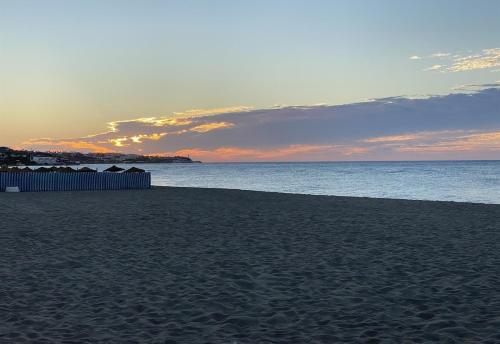 Frontline Beach Apartment - image 2