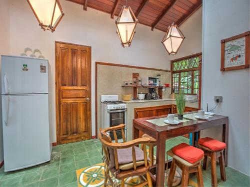 Villa 4 - Amazing 2 Bed Villa with Private Garden, Playa Chiquita, Cocles