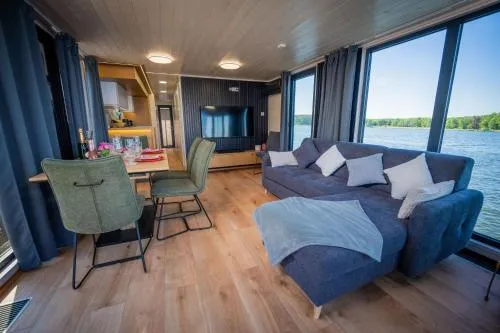 Charmantes Hausboot Brino Woma D13 in Fürstenberg-Havel, Deutschland