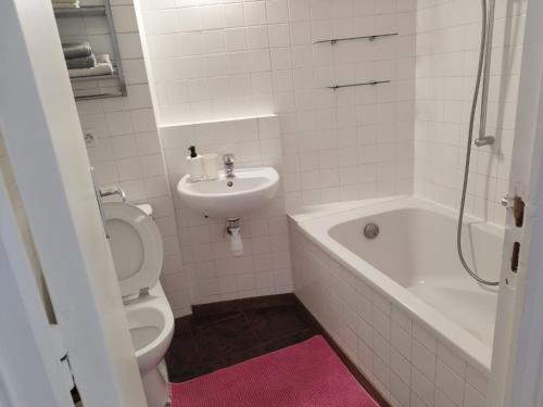 Ванна кімната, Beautiful 2-bedroom Apartment At La in Дрансі