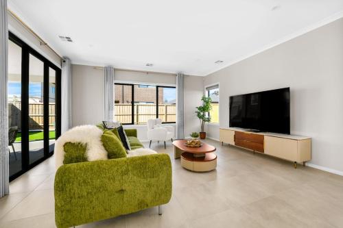 Luxury Spacious Family House with Free Gym, Heated Pool and Spa in Manor Lakes