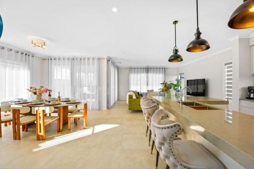 Luxury Spacious Family House with Free Gym, Heated Pool and Spa in Manor Lakes