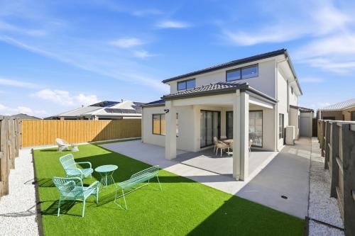 Luxury Spacious Family House with Free Gym, Heated Pool and Spa in Manor Lakes