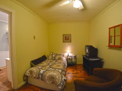 1 double bed, 1 twin bed