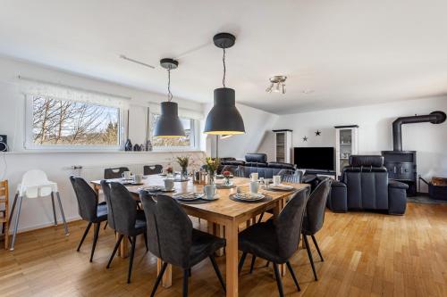 4 bedrooms, 5 beds