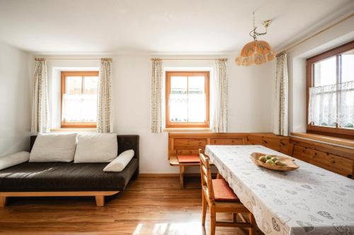 2 bedrooms, 3 beds