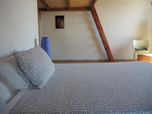 1 queen bed, 1 twin bed, 1 futon bed