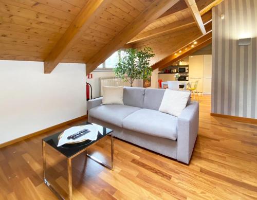 Cozy Apartment with view - LAGHI E SENTIERI - in Castello Di Brianza