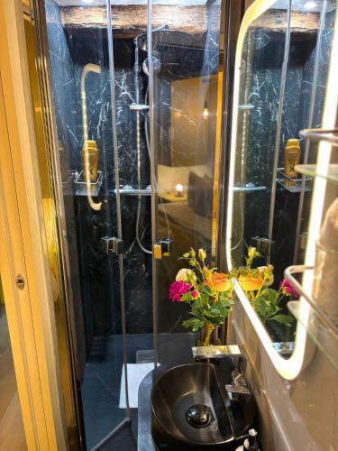 Heart of Saint-Germain Cozy 2BR for 5 Aldaro - image 14