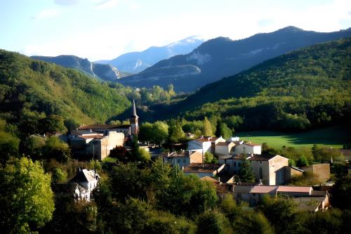 Gîte Ariège Le chant de la rivière gîte à louer Roquefort-les-Cascades