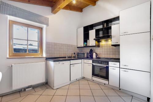 virtuve, Schnitzer Ferienwohnung in Gorisried