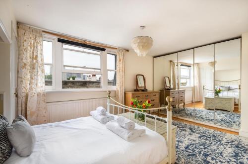 Veeve - The Warwick Avenue Retreat - image 2
